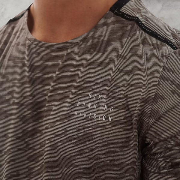 The Nike running division khaki camo T-shirt is a premium running top. 